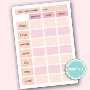 Puede incluir: Un planificador de comidas semanal imprimible con una combinación de colores melocotón claro y rosa. El planificador incluye secciones para el desayuno, el almuerzo y la cena, con los días de la semana enumerados en el lateral. La palabra "PRINTABLE" está en un círculo turquesa.