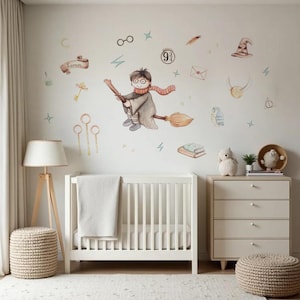 Puede incluir: Un cuarto de bebé con una cuna blanca, una cómoda y una alfombra. La pared presenta calcomanías de acuarela de un niño en una escoba, gafas, un sombrero seleccionador y otros elementos mágicos. Una lámpara de pie y un puf completan la habitación.