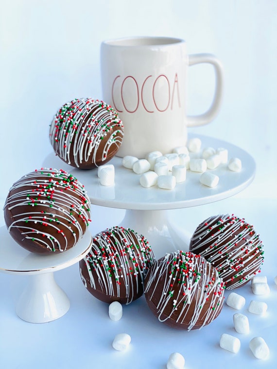 Bombes en chocolat au lait avec des guimauves 