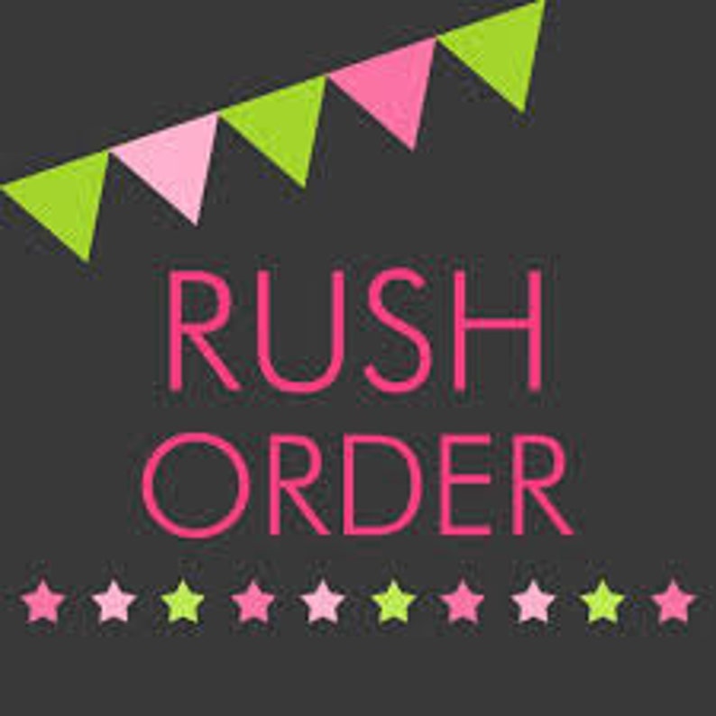 Op de afbeelding: Een zwart-witte afbeelding met de tekst "Rush Order" in roze en groen. De afbeelding bevat een rij roze en groene sterren en een rij roze en groene driehoekige vlaggen.