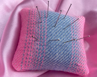 Pelote d'épingles carrée en tissu bleu et rose - pelote d'épingles tissée à la main, nécessaire de couture indispensable, agrafe de kit de créations manuelles, pelote d'épingles tissée, coussin aiguille