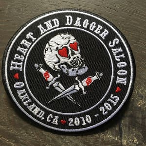 Officiellt Heart & Dagger Saloon Oakland 10 cm tygmärke