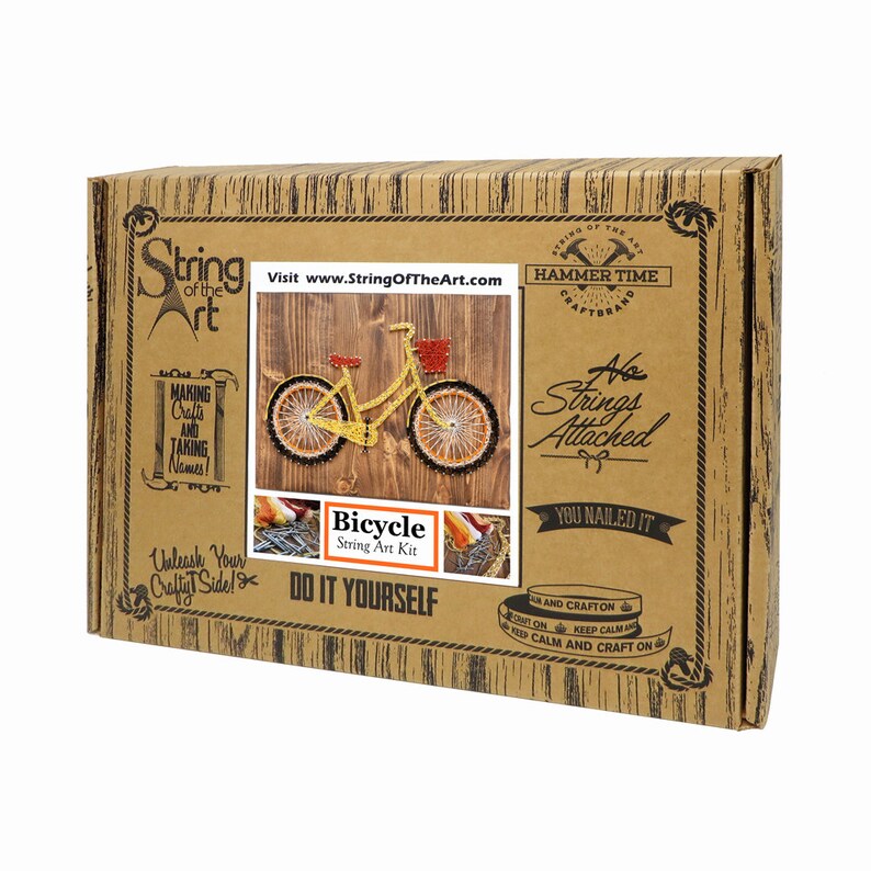 Puede incluir: Una caja de cart&oacute;n marr&oacute;n con un kit de arte de cuerda de bicicleta amarilla. La caja tiene el texto "String of the Art" y "Hammer Time Craft Brand". El kit incluye todos los materiales necesarios para crear un dise&ntilde;o de arte de cuerda de una bicicleta. La caja tambi&eacute;n tiene el texto "No Strings Attached" y "You Nailed It!"