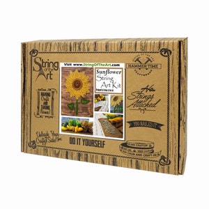 Pu&ograve; includere: Una scatola di cartone marrone con un kit di arte di corda a forma di girasole. La scatola ha il testo "String of the Art" e "Sunflower String Art Kit". La scatola ha anche il testo "Do It Yourself" e "You Nailed It!"