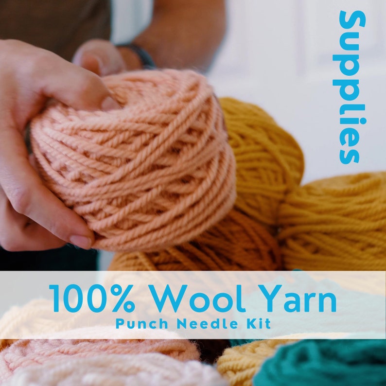 Puede incluir: Primer plano de una variedad de ovillos de lana en diferentes colores, incluyendo melocot&oacute;n, amarillo y verde azulado. La lana est&aacute; etiquetada como "100% Wool Yarn Punch Needle Kit" y "Supplies".
