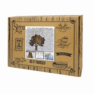 Puede incluir: Una caja de cart&oacute;n marr&oacute;n con las palabras "String of the Art" y "Hammer Time Craftbrand" en ella. La caja contiene un kit de arte de cuerda para crear un dise&ntilde;o de &aacute;rbol de roble. El texto "Do It Yourself" est&aacute; impreso en la caja.