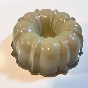 Vintage Bundt Pan - Unmarked Avocado Aluminum Fluted Bundt Pan