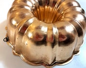 Vintage Large Copper Colored Aluminum Fluted Bundt Jello Mold - Large Distressed Mold Hanging Wall Decor Bundt Cake Shaped Jello Mold