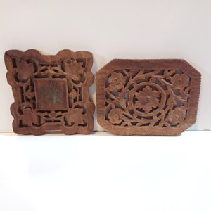 Kleine Holz-Untersetzer aus Indien - 2 Vintage Kleine Handgemachte Holz-Untersetzer