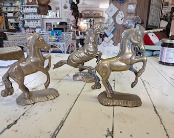 Figuras vintage de caballo, pegaso y unicornio de latón (se venden por separado). Pequeñas figuras de latón de un caballo, un unicornio y un pegaso con alas.