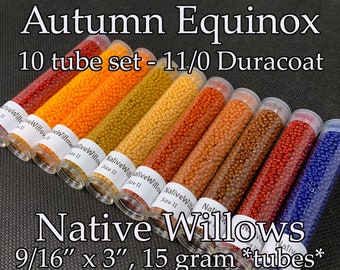 Könnte beinhalten: Ein Set aus zehn Röhrchen, gefüllt mit bunten Perlen, mit der Aufschrift "Autumn Equinox". Die Röhrchen zeigen eine Reihe von Farben, darunter Rot, Orange und Gold. Der Text "Native Willows" und die Maße von 1,43 cm x 7,62 cm sind ebenfalls sichtbar.