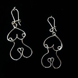 Boucles d’oreilles modernes avec un design abstrait de silhouette féminine, fabriquées à la main.