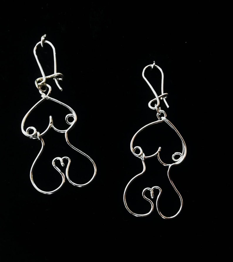 Boucles d’oreilles modernes avec un design abstrait de silhouette féminine, fabriquées à la main.