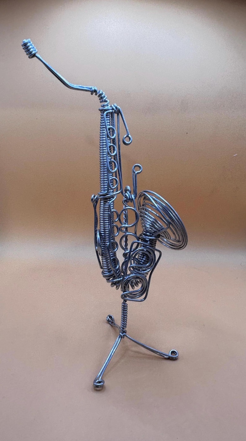 Saxophone stylisé en fil métallique, avec détails complexes et support stable.