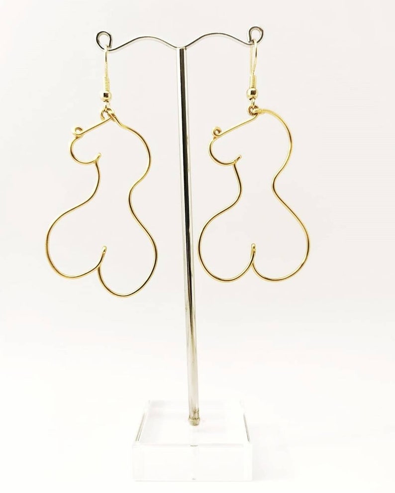 Paire de boucles d’oreilles originales avec un design artistique en forme de corps de femme.