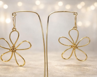 Pendientes de alambre con forma de flor, pendientes colgantes dorados hechos a mano, joyería artesanal minimalista, regalo elegante para ella.