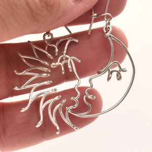 Création originale en fil doré : boucles d’oreilles Soleil et Lune représentant l’harmonie entre le jour et la nuit, parfaites pour un style bohème chic.