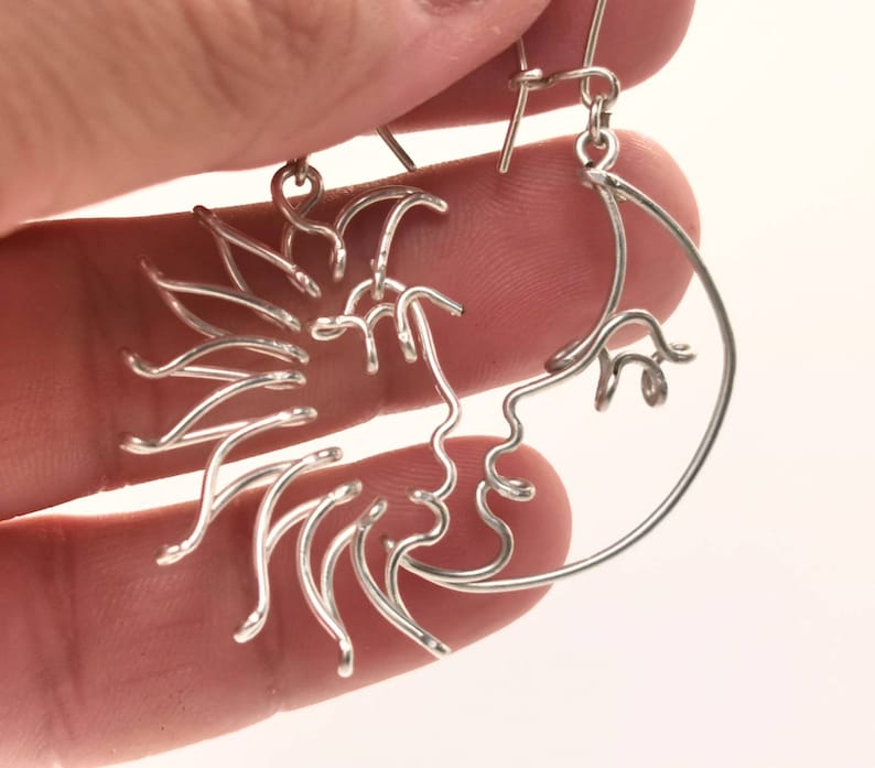 Création originale en fil doré : boucles d’oreilles Soleil et Lune représentant l’harmonie entre le jour et la nuit, parfaites pour un style bohème chic.