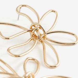 Boucles d’oreilles fleur minilistes Acier inoxydable doré、faites à la main