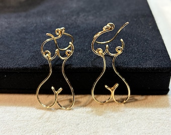 Boucles d&#39;oreilles rétro abstraites faites à la main  Silhouette de corps de femme nue