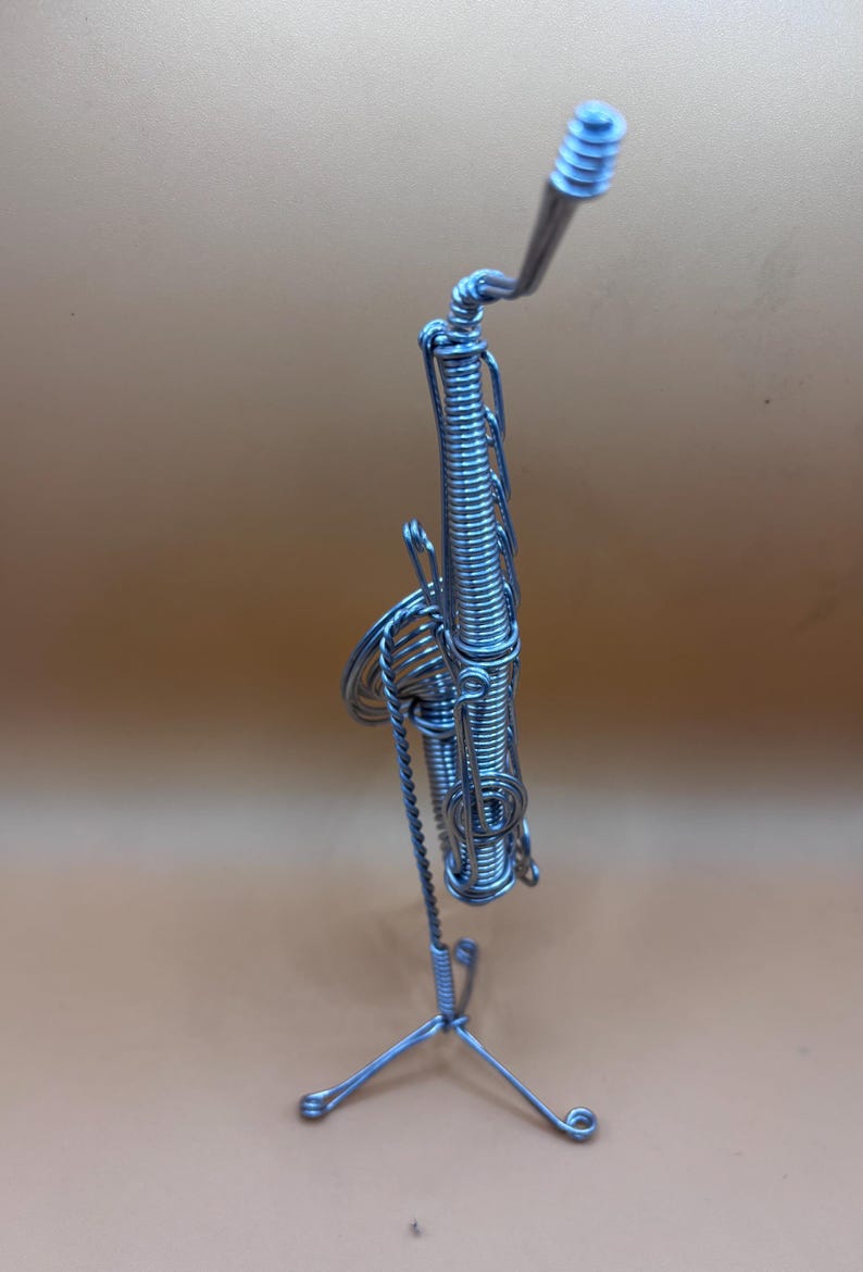 Création artistique représentant un saxophone, en fil aluminium , parfaite pour une décoration musicale.