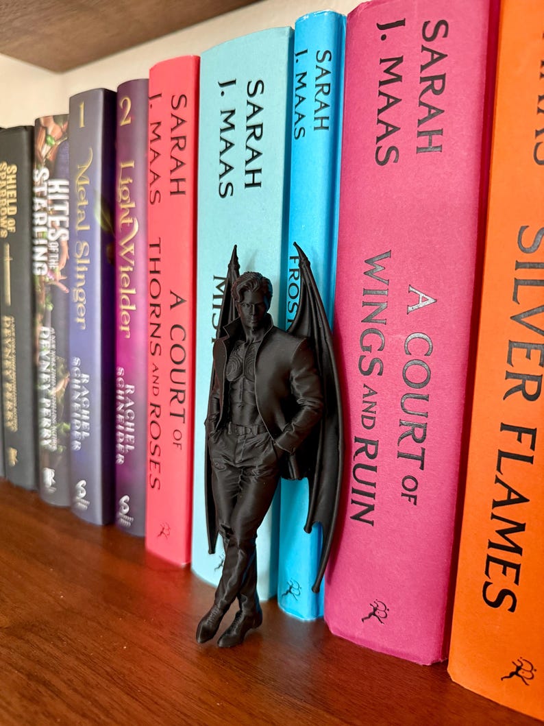 Rincón de lectura Rhysand inspirado en ACOTAR - Chicos murciélago - Feyra - Papá Sombra - Velaris - Romantasía - Decoración de estantería - Regalo para amantes de los libros - Contenido erótico imagen 2