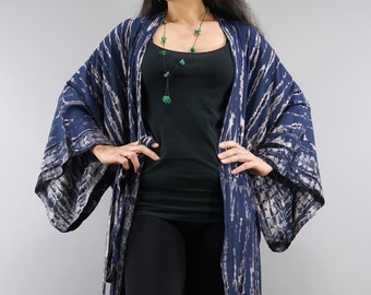 Kimono de rayón azul marino con estampado tie-dye, ideal para la playa.