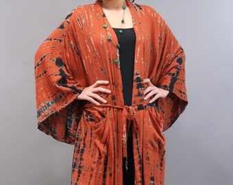Kimono largo teñido a mano con técnica tie-dye, ideal para festivales de música boho en verano.
