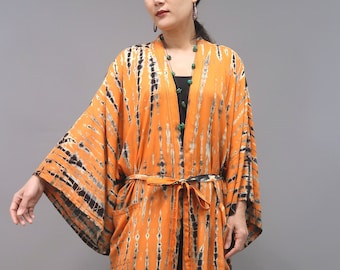 Kimono de color naranja con estampado tie-dye, cárdigan largo de rayón, cinturón.