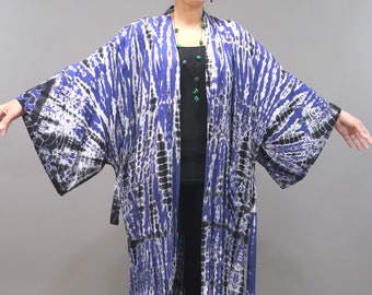 Kimono de rayón azul con estampado tie-dye, cárdigan largo con fajín.