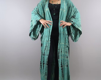 Kimono de rayón teñido a mano con técnica tie-dye, ideal para la playa.
