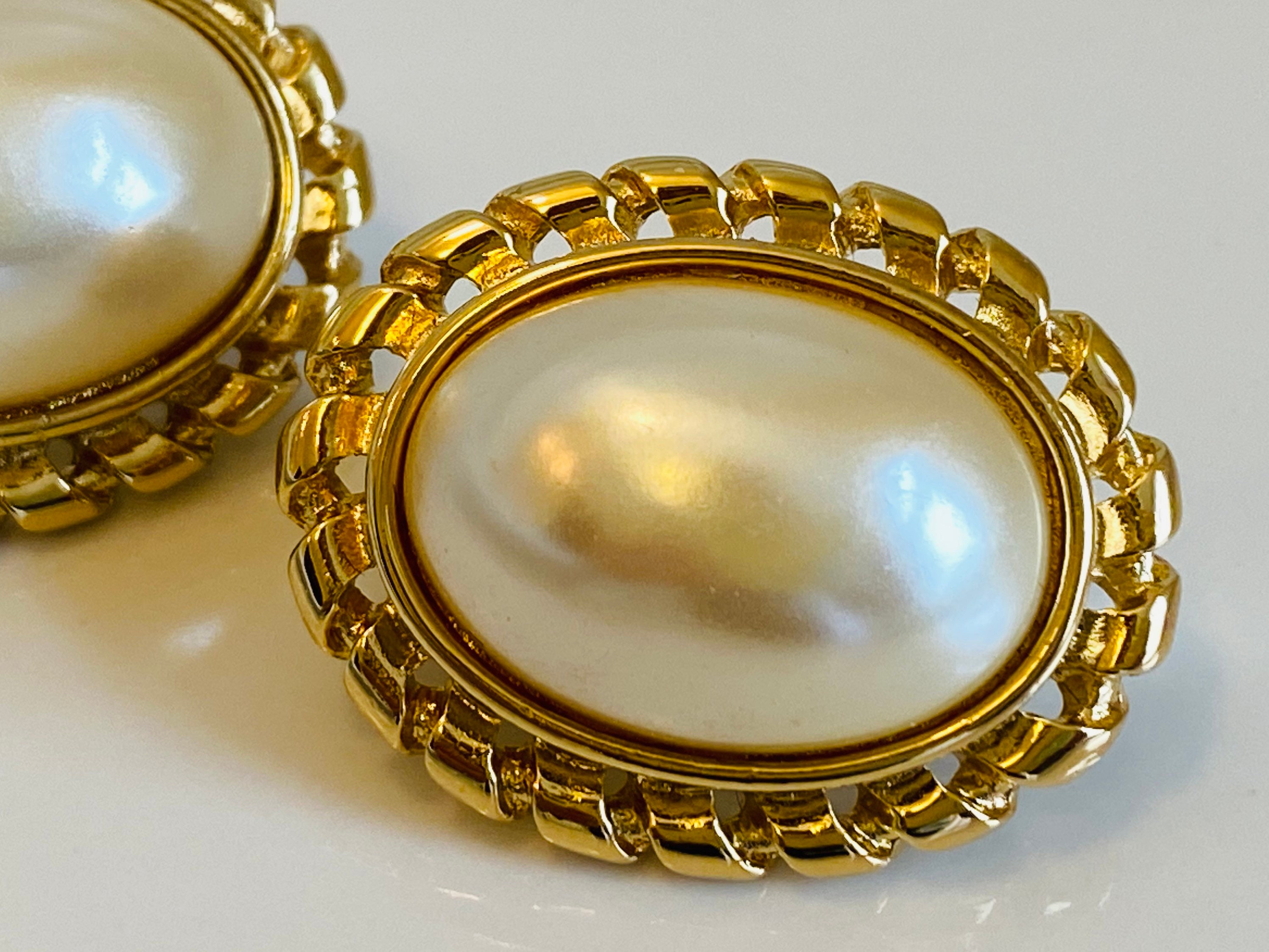 Givenchy Vintage Faux Mabé Pearl Clip-on Earrings MINT 