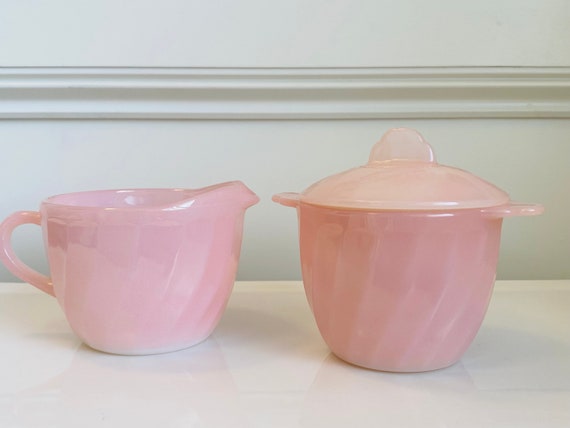 Fire-King berry ミキシングボウル 4点セット　ピンク Fire King Pink Swirl Lidded Sugar and Creamer Set - Etsy