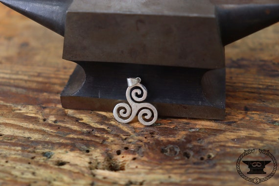 Anhänger Triskele Sterlingsilber handgemacht geschmiedet
