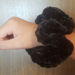 Schwarz Samt Haar Scrunchie Messy Bun Top Knot Haargummi Handgemachte Häkelarbeit-Pferdeschwanz-Halter-Handgelenk-Bindung Ouchless Elastics Riesen-Größe