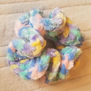Pastell Samt Haargummi Messy Bun Top Knot Haargummi Handgemachte Häkelarbeit-Pferdeschwanz-Halter-Armband-Ouchless Elastics Riesige Größe