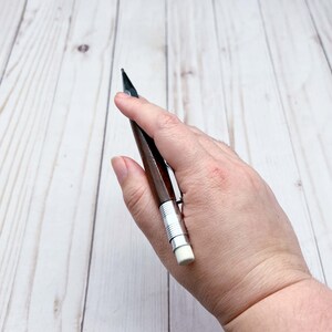 Holding 2mm mechanical pencil