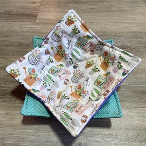 Pretty Gardening Soup Bowl Cozy