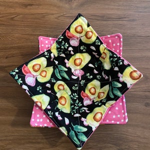 May include: A black bowl liner with a pattern of avocados, garlic, tomatoes, and jalapenos. The bowl liner is surrounded by a pink bowl liner with white polka dots.