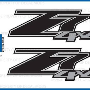 Peut inclure: Deux autocollants Z71 4x4 noirs et argentés. Les autocollants présentent un logo Z71 stylisé avec un emblème 4x4. Le logo officiel GM sous licence est dans le coin.