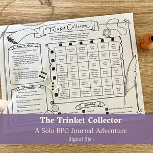 Puede incluir: Un tablero de juego impreso en blanco y negro titulado "The Trinket Collector" con una pancarta morada en la parte inferior. El tablero incluye dados, una pluma, una pequeña olla de arcilla y un collar con colgante en forma de corazón. El juego es una aventura de diario RPG en solitario.