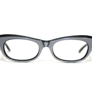 Op de afbeelding: Een paar zwarte cat-eye brillen met heldere glazen.