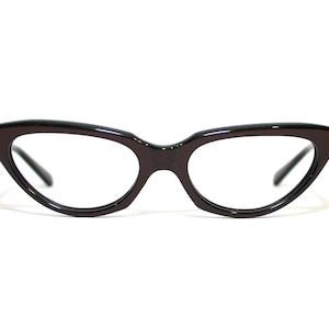 Puede incluir: Un par de gafas de ojo de gato de color marrón oscuro con lentes transparentes.