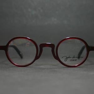 Occhiali da vista John Lennon, made in France, stile retrò, rotondi, panto, rosso scuro, grigio. Nuovi, fondo di magazzino (NOS), taglia media 41-27-140.