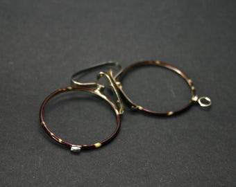 Könnte beinhalten: Antike Pince-Nez-Brille mit Schildpattmuster auf den Rändern und goldfarbenen Metallakzenten. Die Brille hat einen Steg und eine kleine Schlaufe für eine Kette. Die Gläser fehlen.