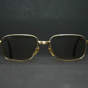 Op de afbeelding: Een set van drie keramische mokken met een gespikkelde, matte afwerking. De mokken zijn in crème, lichtgrijs en donkergrijstinten. Elke mok heeft een eenvoudig, modern ontwerp en een afgeronde handgreep.