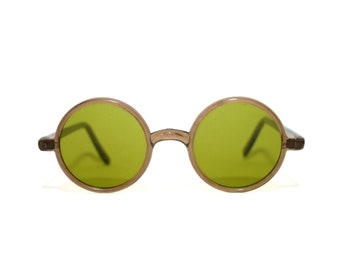 Könnte beinhalten: Runde Sonnenbrille mit braunen Rahmen und grünen Gläsern.