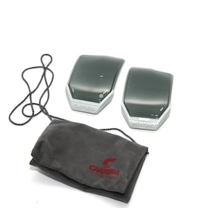 Könnte beinhalten: Zwei graue und silberne elektronische Geräte mit einer schwarzen Tasche. Die Geräte tragen die Aufschriften "Carrera" und "Warnung".