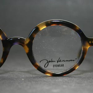 Occhiali da vista John Lennon, made in France, stile retrò, rotondi, marroni, ambra, con motivo tartarugato. Nuovi, mai usati (NOS), taglia media 43-23-145.