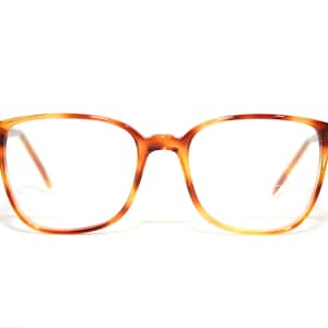 Puede incluir: Un par de gafas de pasta de carey con lentes transparentes.